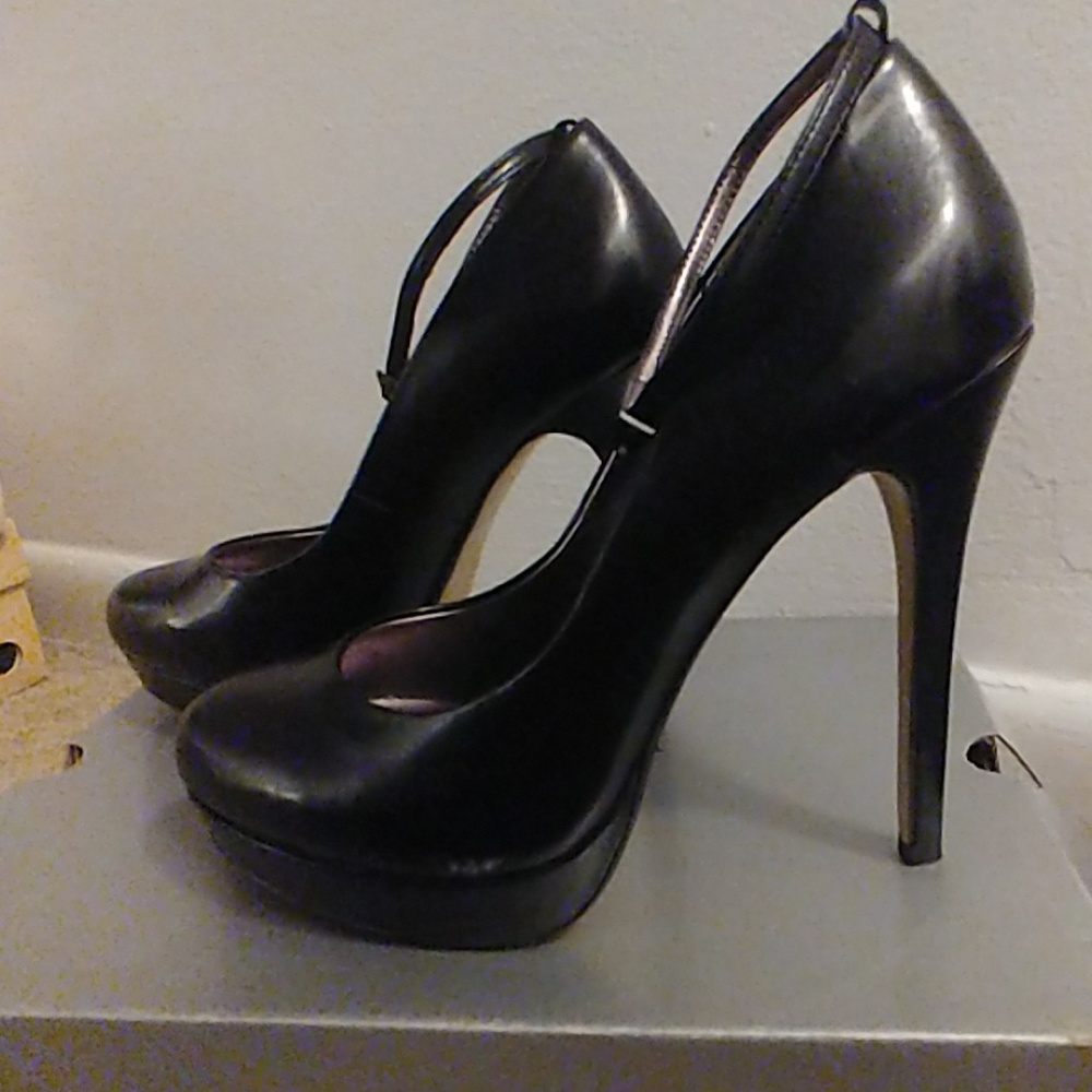 Shoes - Picture 3 of 4